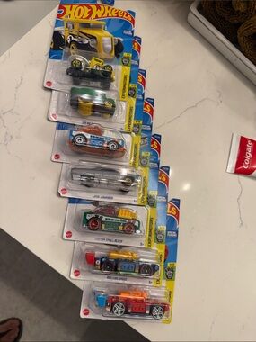 Hot Wheels Assorted Kids Toy Cars – Multi-Color Pack new for 2022 Experimotors